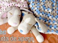 Colcha con perritos dormilones o manta de apego tejida a crochet (cuadrado granny y amigurumi)